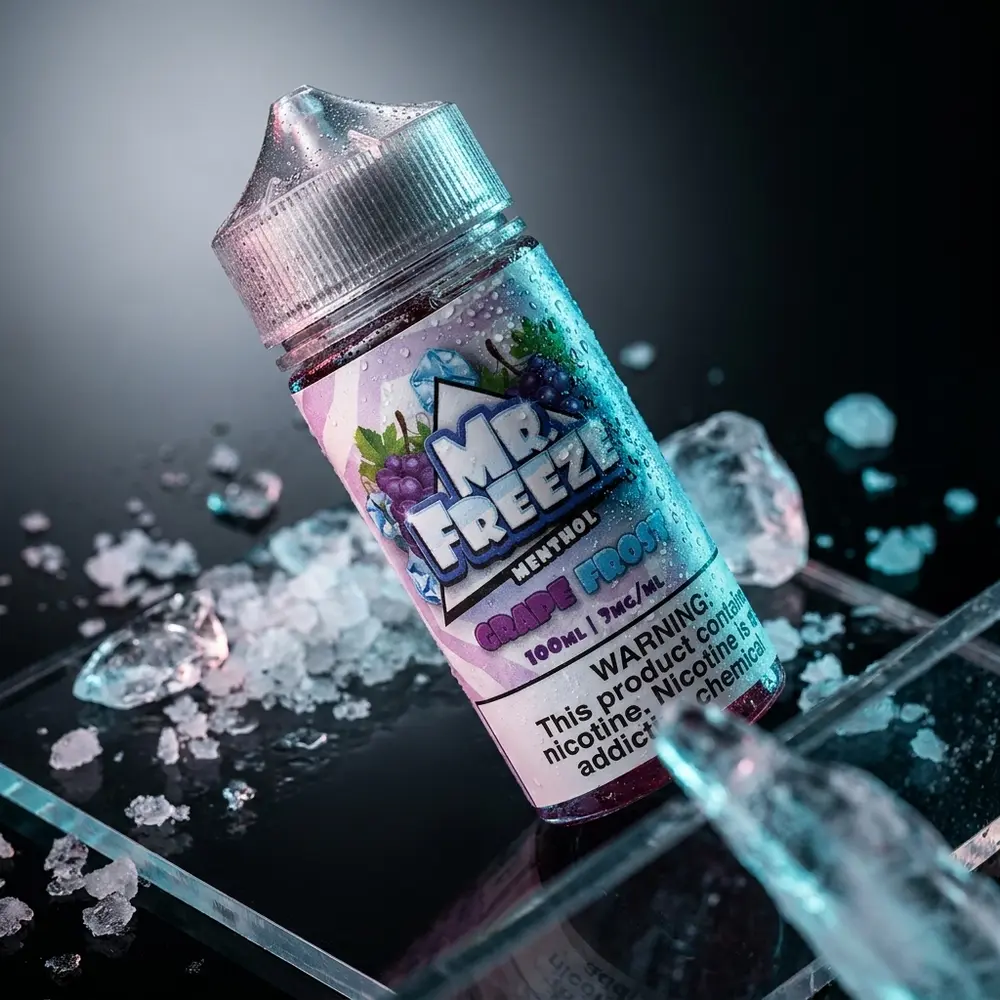 Frasco do liquido Mr. Freeze Grape Frost inclinado sobre acrilico preto com gelo e condensacao, luzes azul e magenta - Vapor Gringo