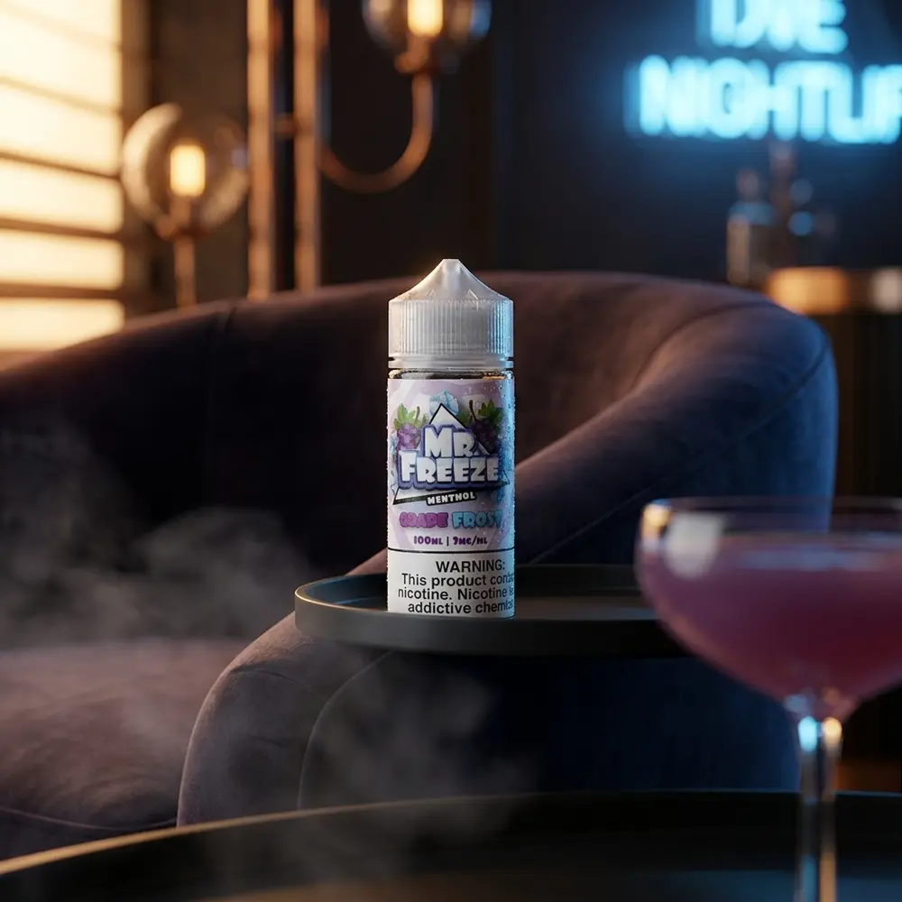 Frasco Mr. Freeze Grape Frost apoiado em bandeja sobre braco de couro num lounge urbano com copo desfocado ao fundo - Vapor Gringo