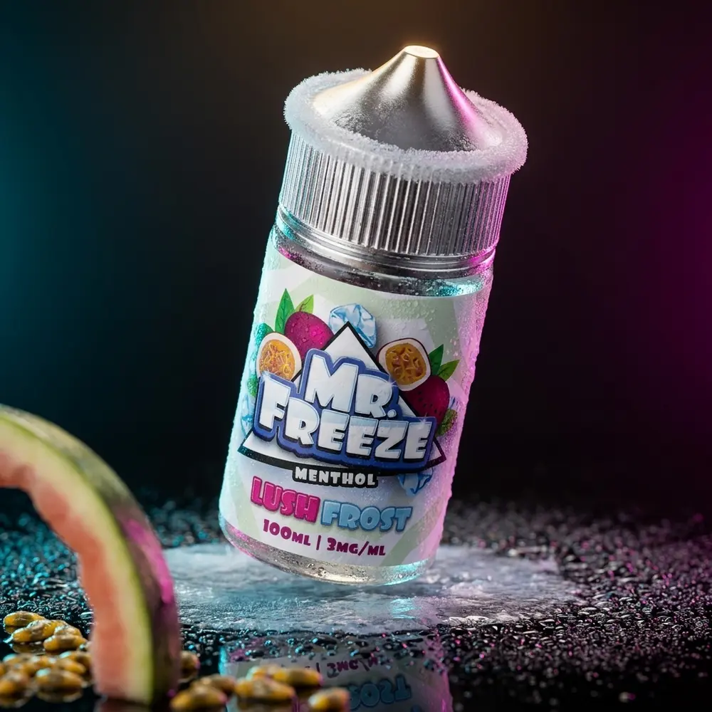 Garrafa de e-líquido Líquido Mr. Freeze Lush Frost inclinada sobre acrílico molhado com gotas e luzes neon ao fundo - Vapor Gringo