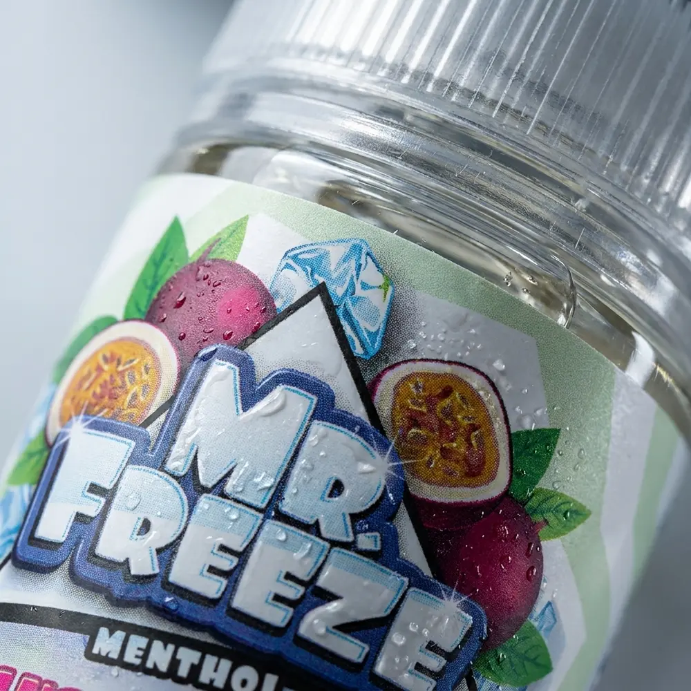 Detalhe do rótulo e bico da garrafa Líquido Mr. Freeze Lush Frost com gotas de condensação e textura do rótulo - Vapor Gringo