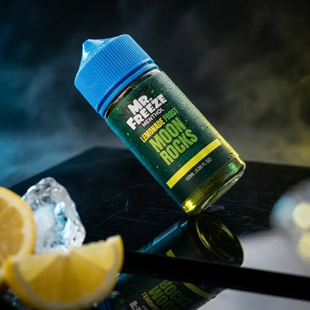 Garrafa de liquido Mr. Freeze Moon Rocks Lemonade Frost sobre acrilico preto com gotas e reflexos azul e amarelo - Vapor Gringo