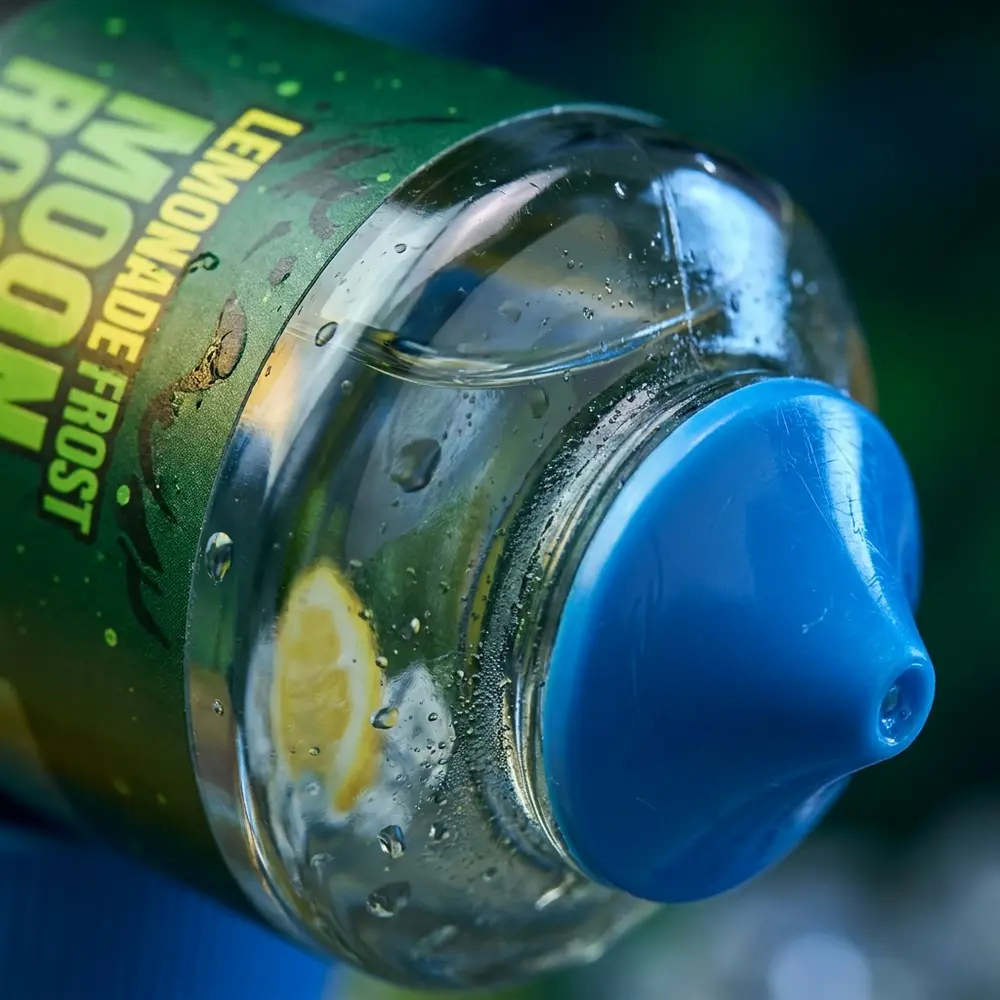 Close-up do rótulo Mr. Freeze Moon Rocks Lemonade Frost mostrando gotas, textura do vidro e detalhe do bocal preservado - Vapor Gringo