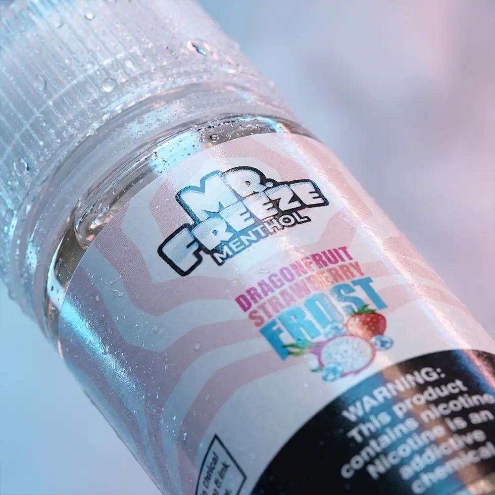Macro da etiqueta e bico da garrafa Mr. Freeze Salt com gotas de condensação, textura da etiqueta e reflexos. - Vapor Gringo
