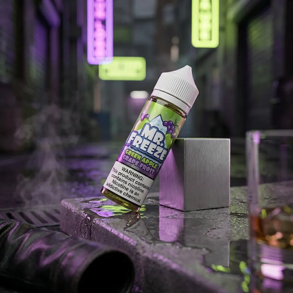 Garrafa Mr. Freeze Salt sobre parapeito molhado em rua noturna com neon roxo e verde e reflexos urbanos - Vapor Gringo