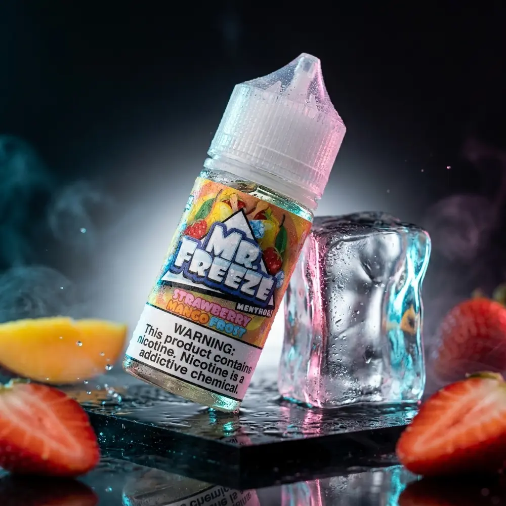 Líquido Mr. Freeze Salt Strawberry Mango Frost sobre bloco de gelo e superfície preta molhada, com morango e manga ao lado - Vapor Gringo