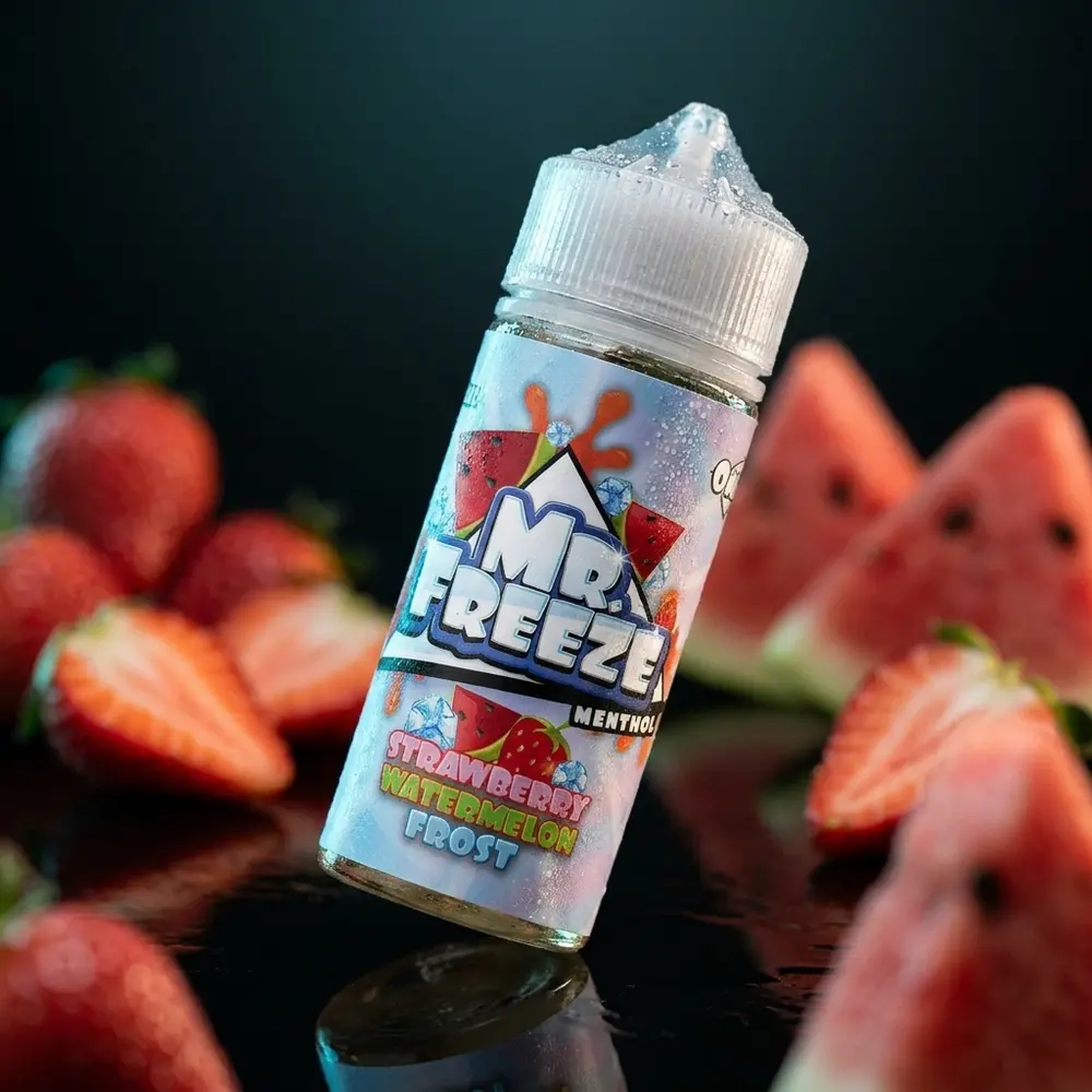 Frasco de Liquido Mr. Freeze Salt Strawberry Watermelon Frost inclinado sobre acrilico molhado com reflexos frios - Vapor Gringo