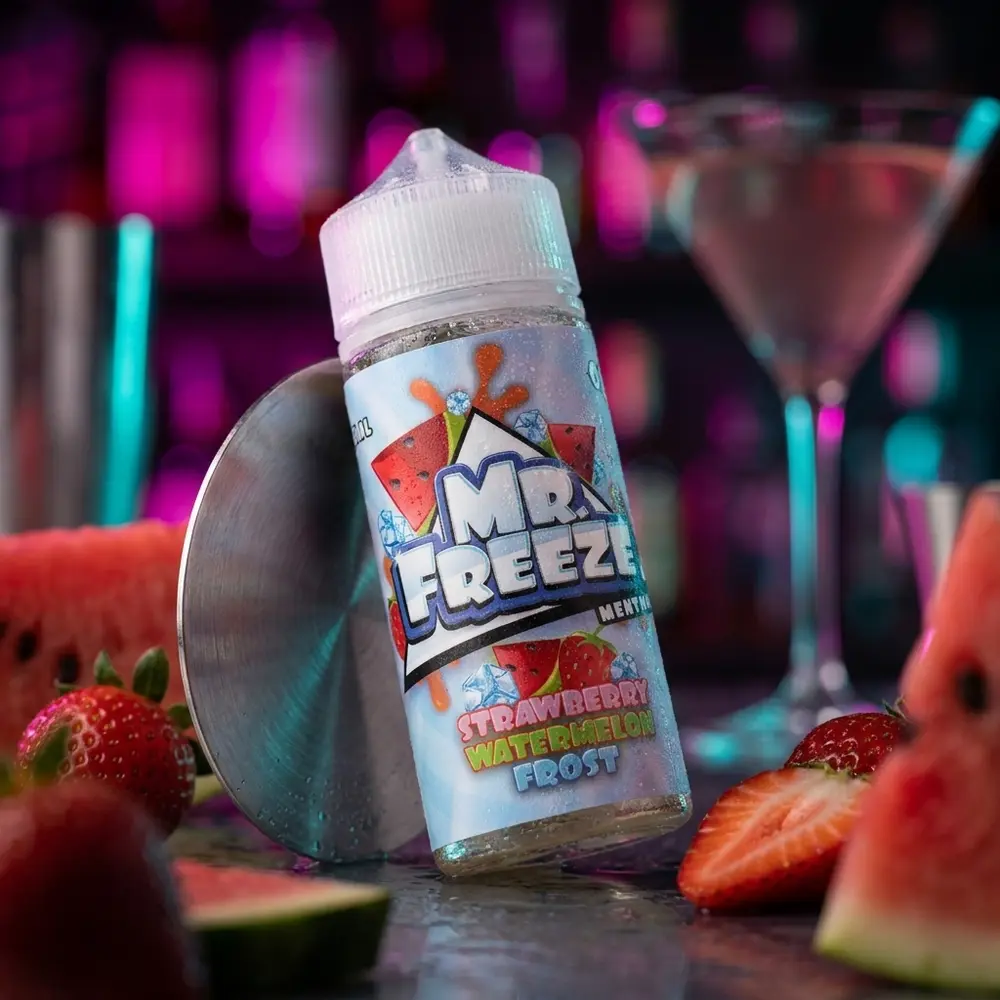 Frasco Mr. Freeze Salt Strawberry Watermelon Frost em bancada de lounge noturno com frutas borradas e luzes neon - Vapor Gringo
