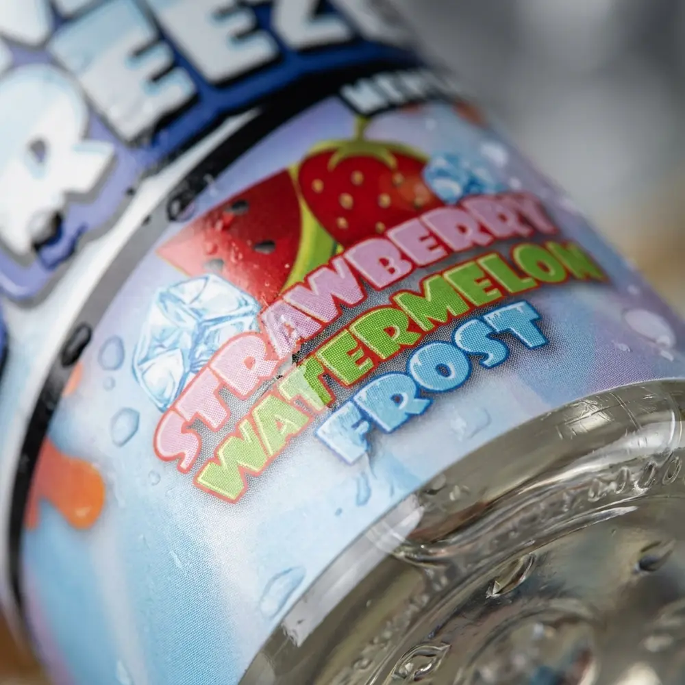 Close-up do rotulo do Liquido Mr. Freeze Salt com gotas de condensacao no vidro e detalhes da tampa metalica - Vapor Gringo