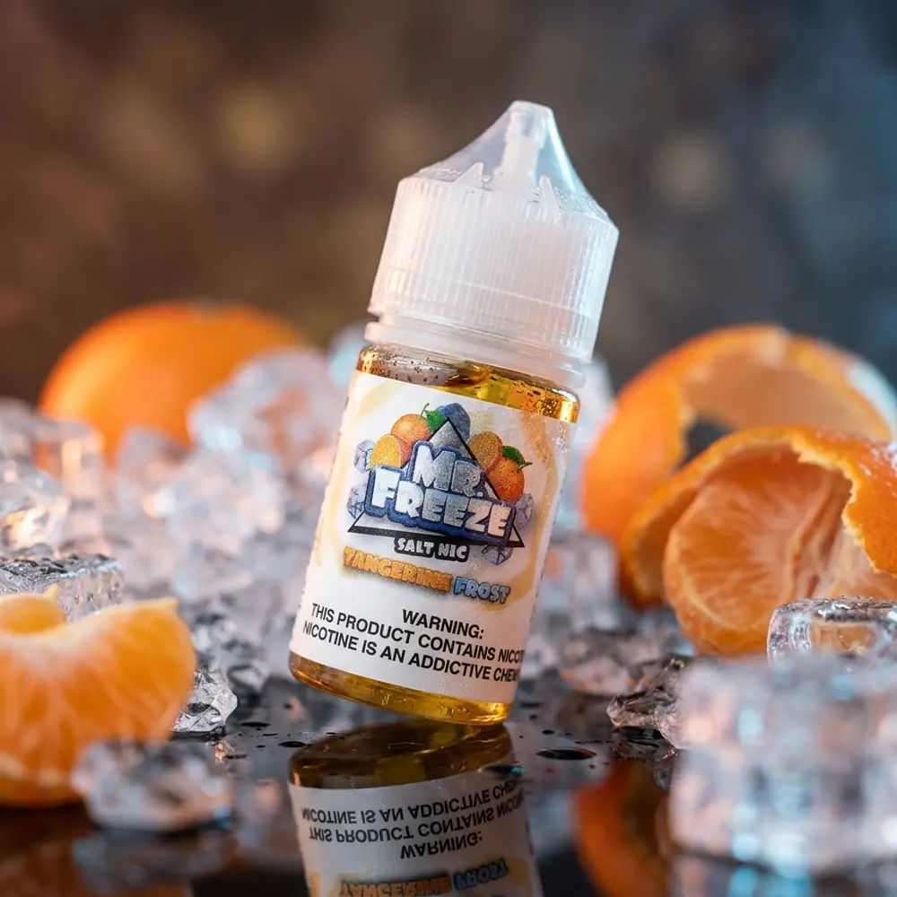Garrafa Mr. Freeze Salt Tangerine Frost sobre base acrilica preta com gelo, pélulas de tangerina e luz tangerina e azul - Vapor Gringo
