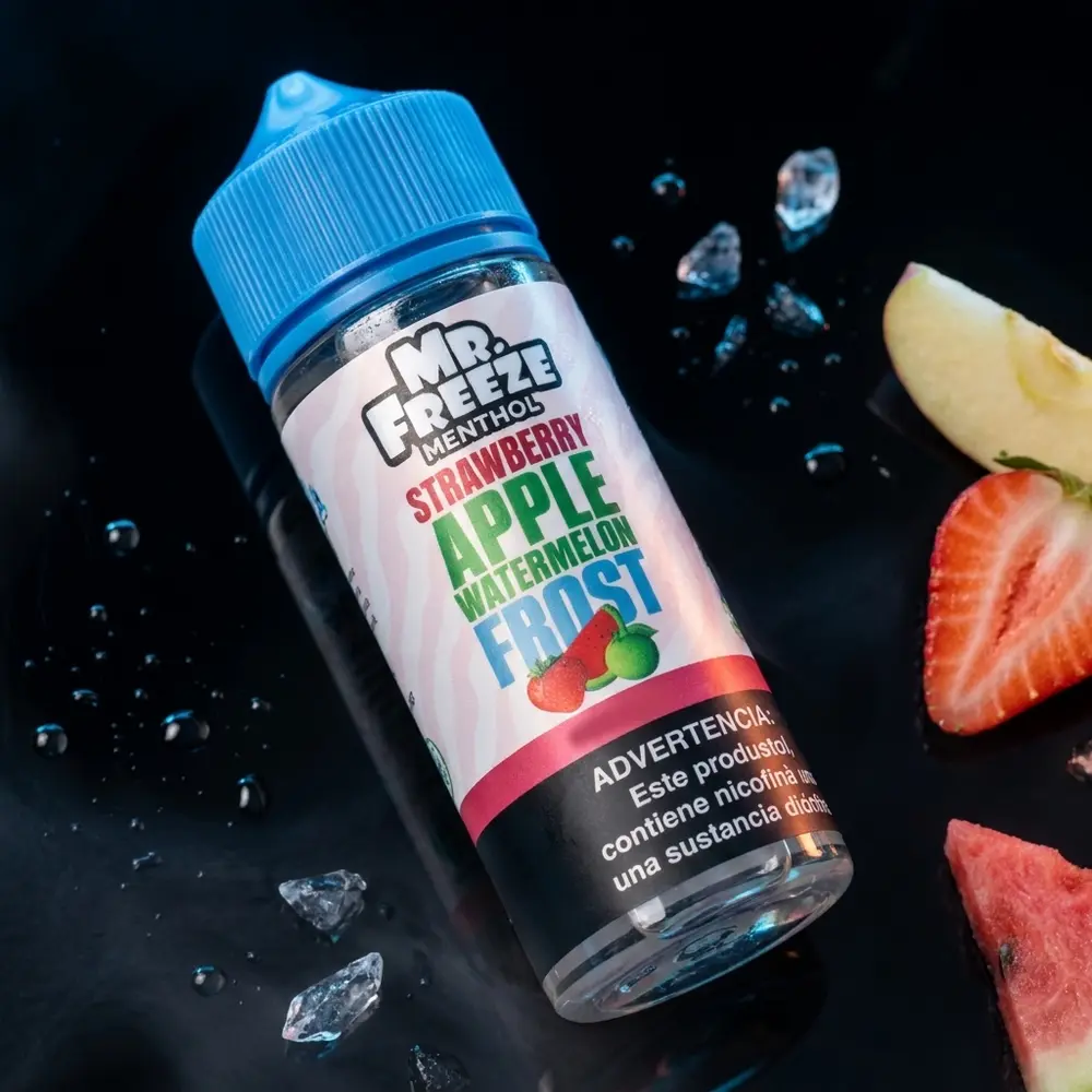 Frasco 100ml Mr. Freeze Strawberry Apple Watermelon Frost sobre acrílico molhado com gotas, gelo e fatias de fruta - Vapor Gringo