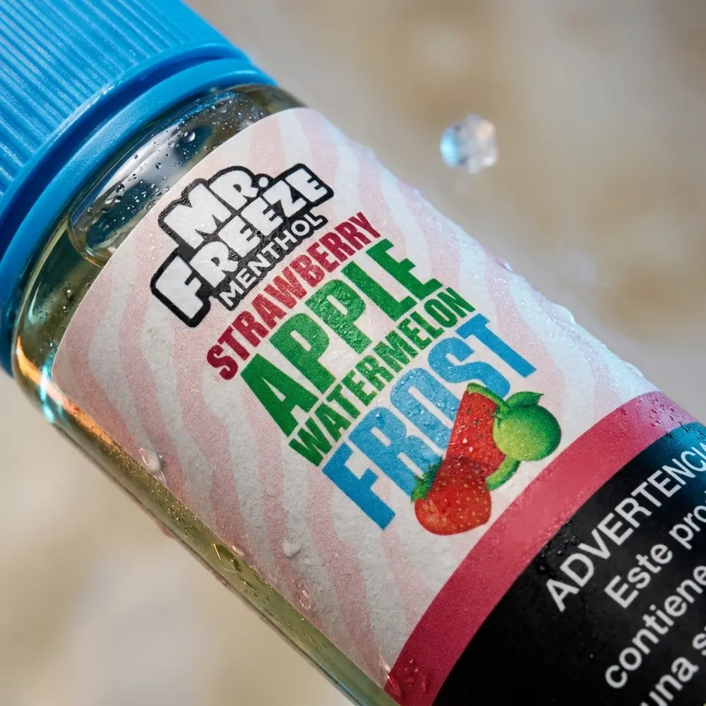 Close macro do rótulo e bico do frasco Mr. Freeze Strawberry Apple Watermelon Frost com gotas de condensação - Vapor Gringo