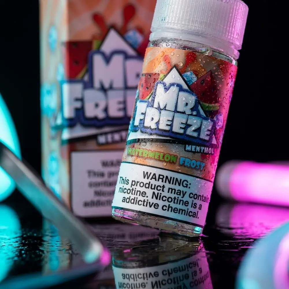Frasco de líquido Mr. Freeze Watermelon Frost sobre base acrílica molhada, luzes azul e magenta ao redor - Vapor Gringo