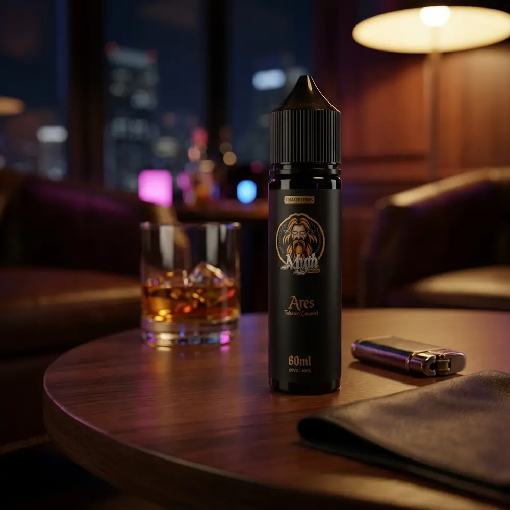 Líquido Myth Ares Tobacco Caramel sobre mesa de lounge de luxo com copo de whiskey e luz ambiente quente - Vapor Gringo