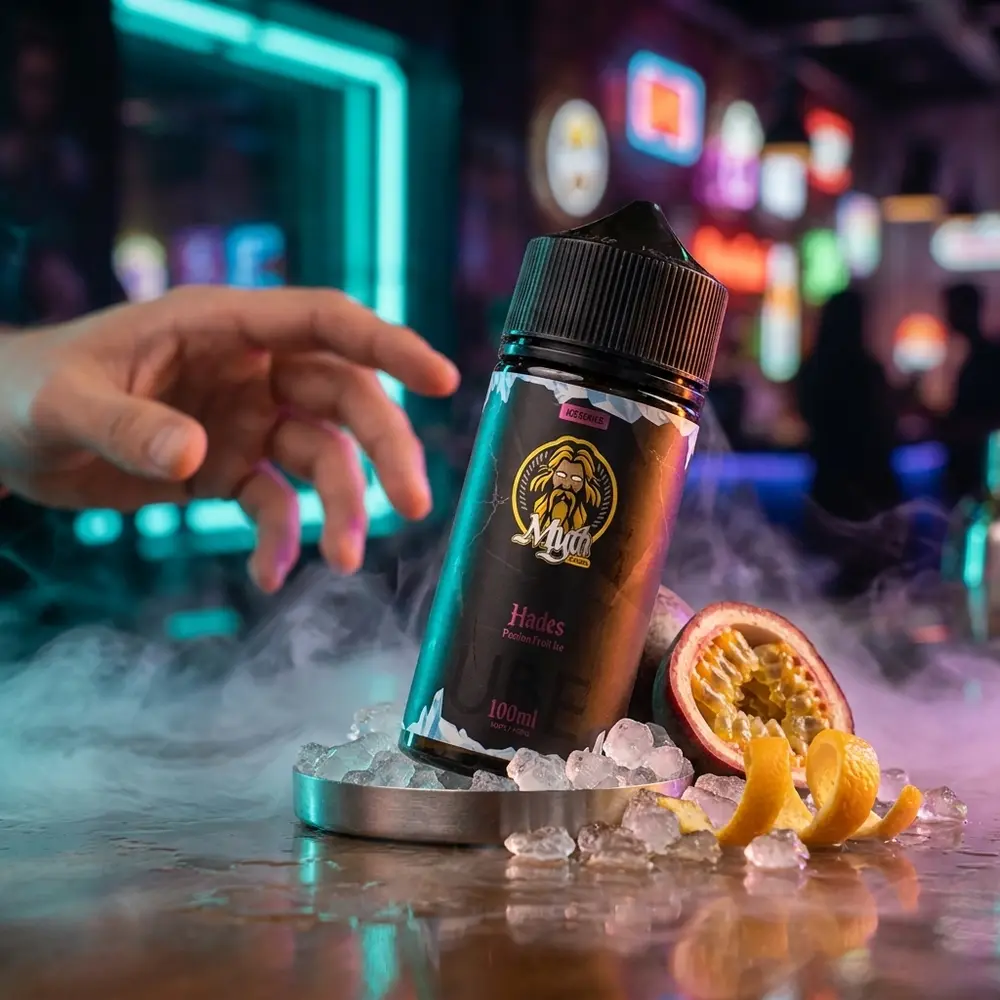 Líquido Myth Hades Passion Fruit Ice 100ml no balcão neon de boate com gelo, maracujá e luzes urbanas desfocadas - Vapor Gringo