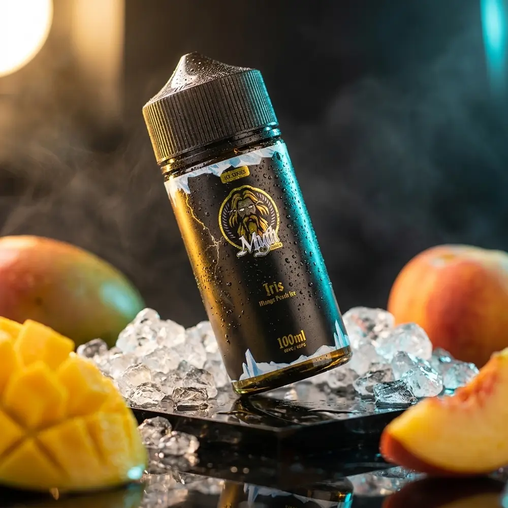 Garrafa Myth Iris Mango Peach Ice 100ml com rótulo intacto sobre plinto acrílico, gelo e fatias de fruta. - Vapor Gringo