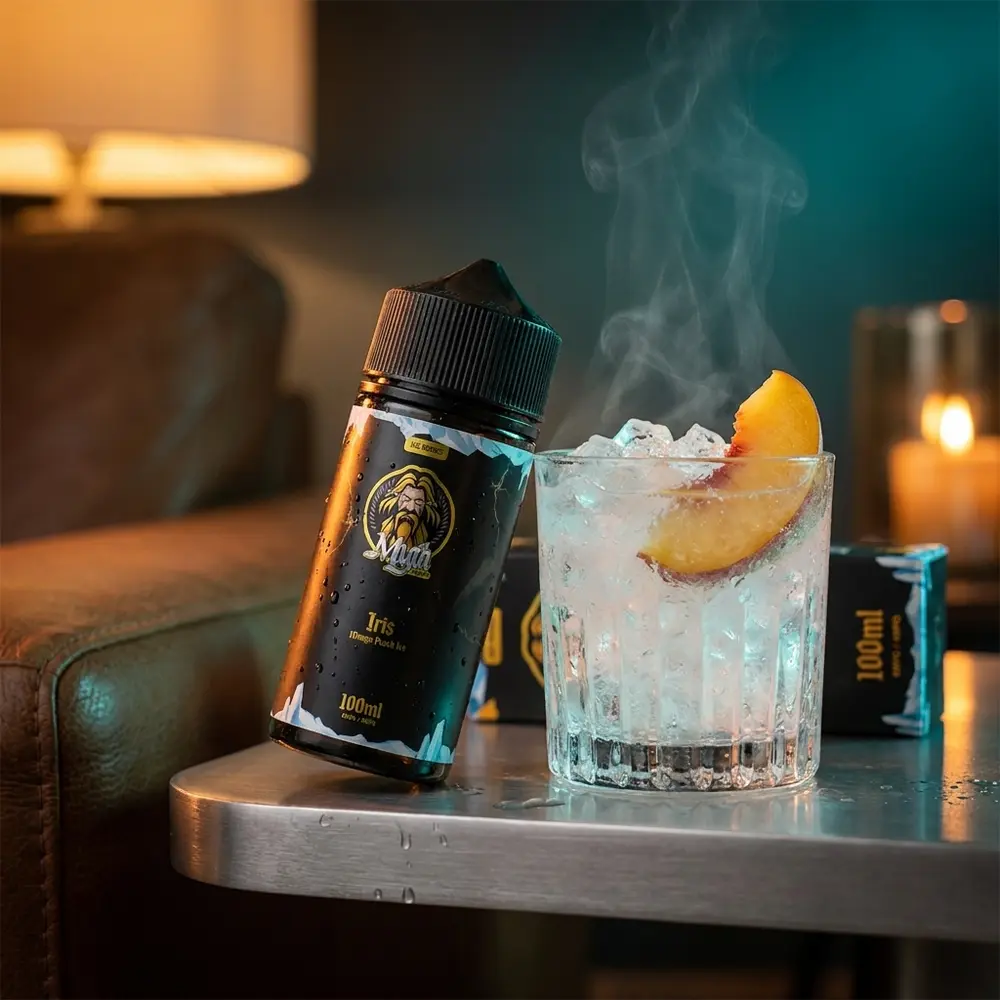 Garrafa Myth Iris Mango Peach Ice 100ml apoiada em mesa de lounge com copo de gelo e ambiente luxuoso. - Vapor Gringo