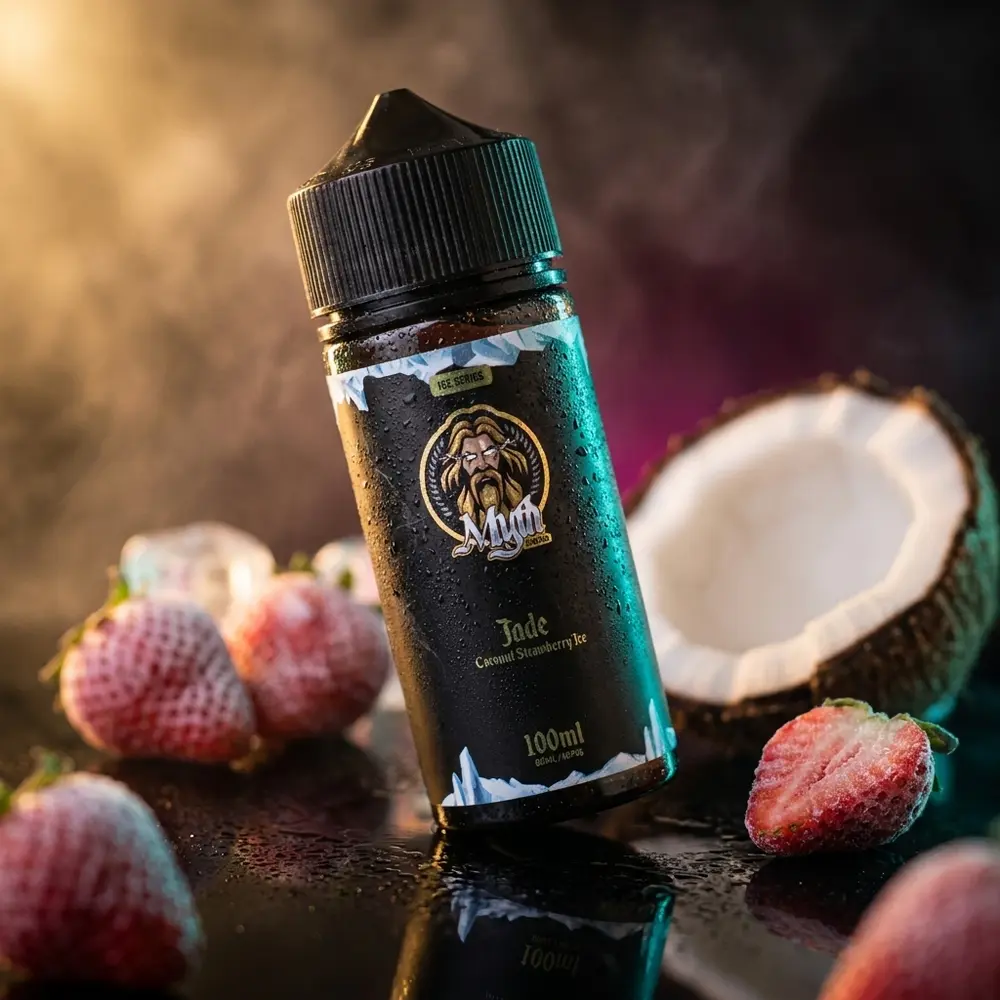 Garrafa Líquido Myth Jade 100ml com rótulo intacto sobre acrílico molhado, morangos e luzes teal/magenta - Vapor Gringo
