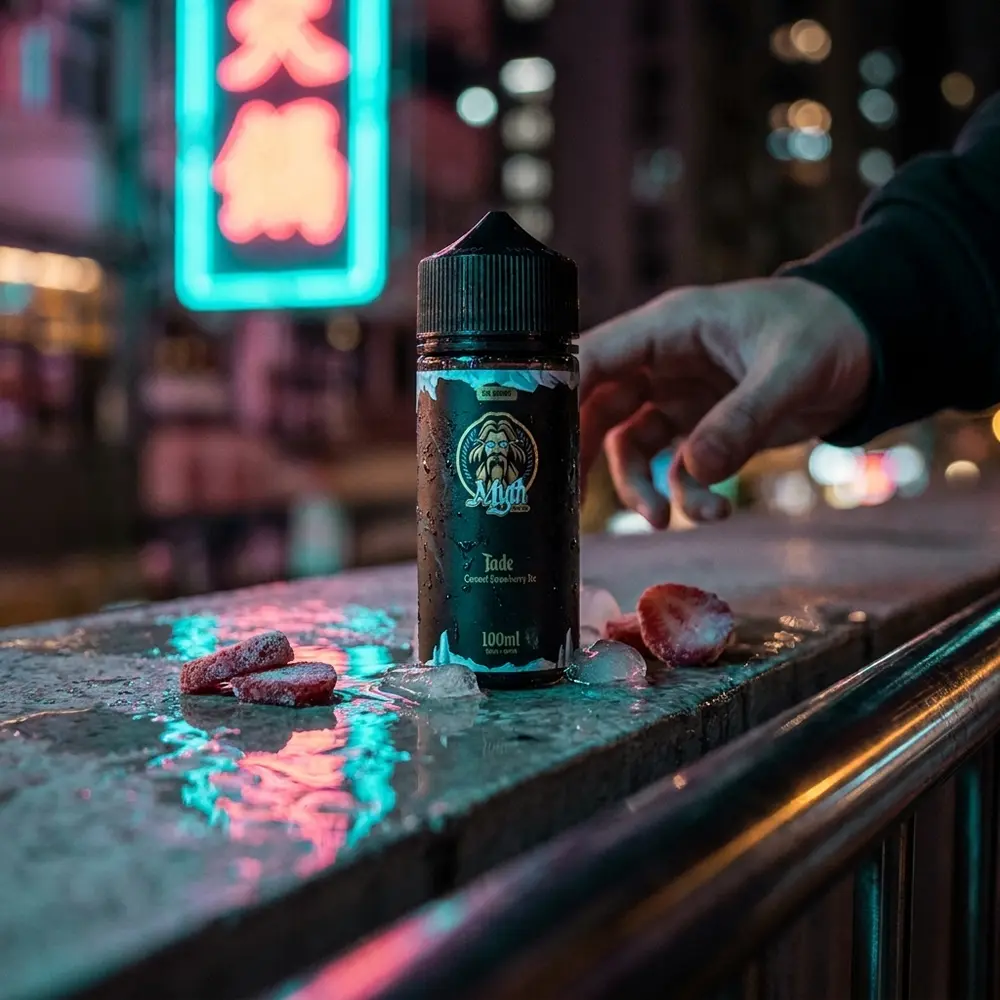 Líquido Myth Jade 100ml na borda molhada de cobertura com reflexos neon urbanos e morangos gelados ao redor - Vapor Gringo