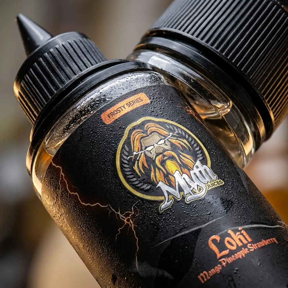 Close macro do rótulo do Líquido Myth Loki 100ml com gotas de condensação e textura da impressão - Vapor Gringo