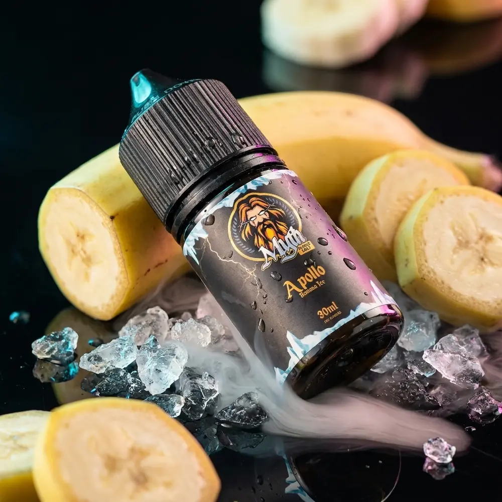 Frasco Myth Salt Apollo Banana Ice inclinado sobre acrilico preto com gotas, fatias de banana e gelo ao redor - Vapor Gringo