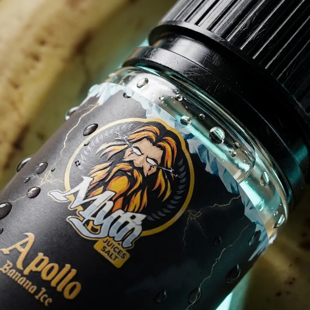 Close-up do rótulo Myth Salt Apollo Banana Ice com gotas de condensação, textura do vidro e reflexos precisos - Vapor Gringo