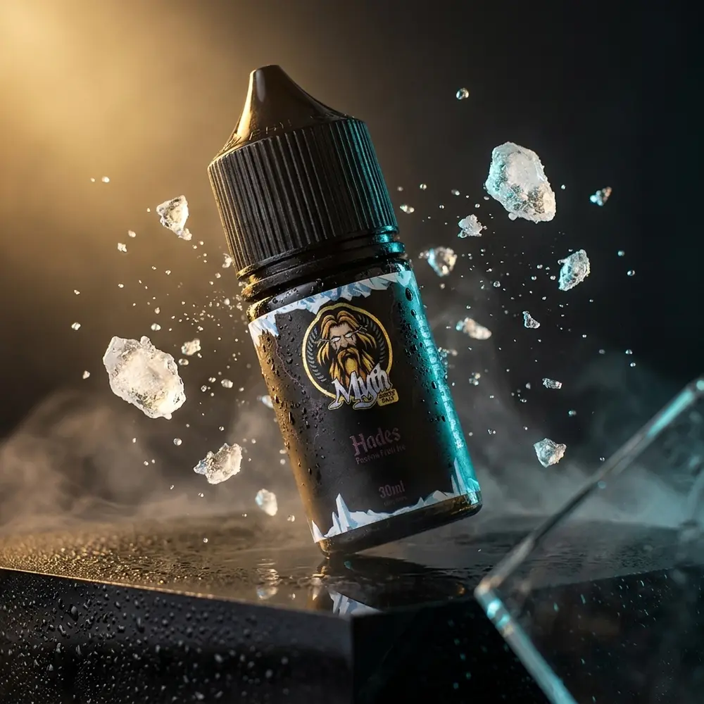 Frasco Líquido Myth Salt Hades Passion Fruit Ice em base acrílica preta com condensação e luzes azul-douradas ao redor - Vapor Gringo