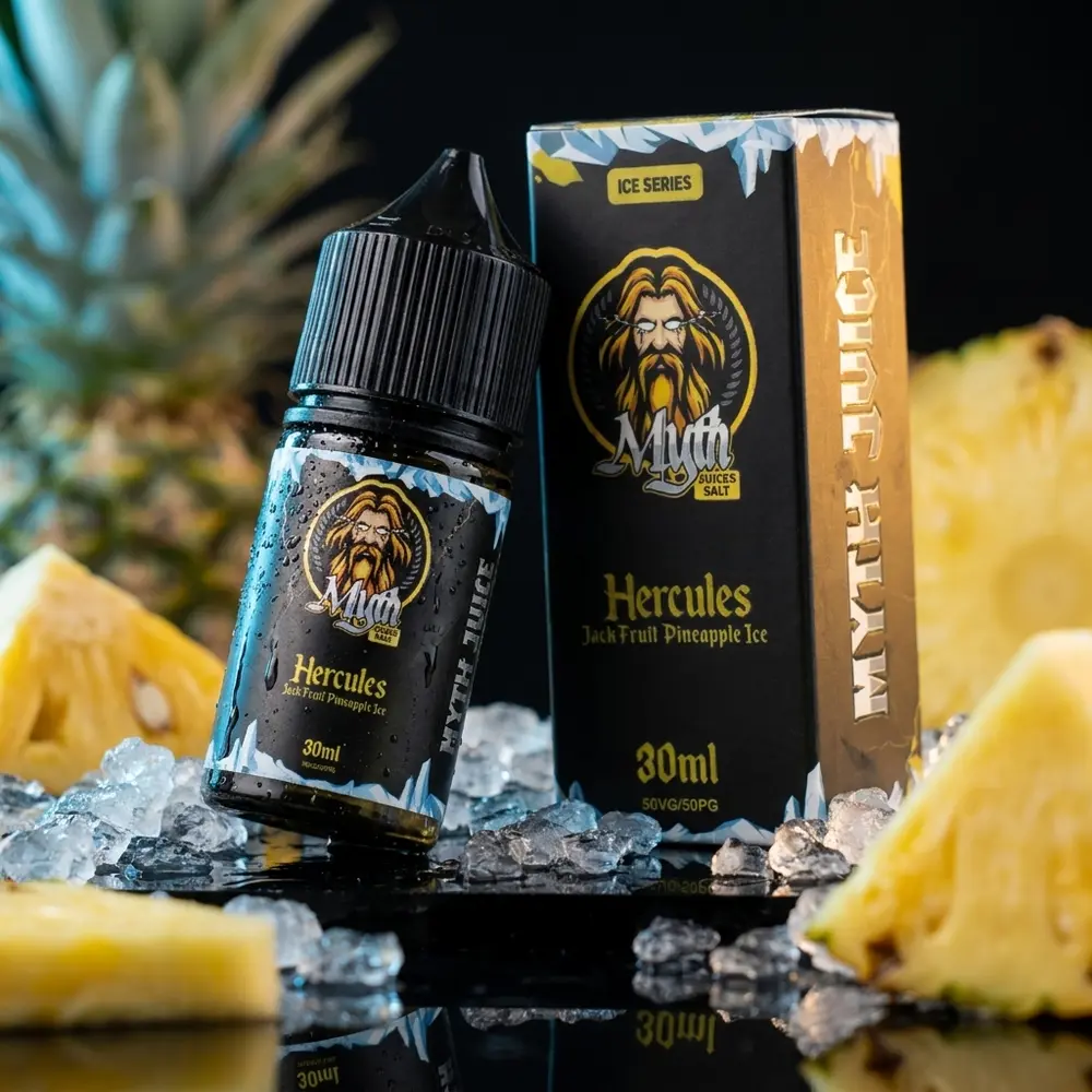 Frasco Liquido Myth Salt Hercules Jack Fruit Pineapple Ice com gotas e pedaços de gelo sobre base acrílica escura - Vapor Gringo