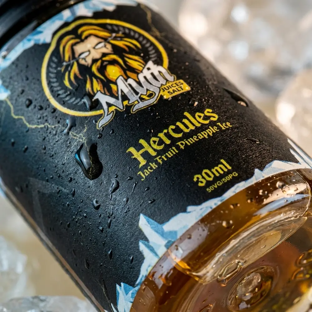 Macro do rotulo do frasco Myth Salt Hercules Jack Fruit Pineapple Ice com condensacao e texturas do vidro e tampa - Vapor Gringo
