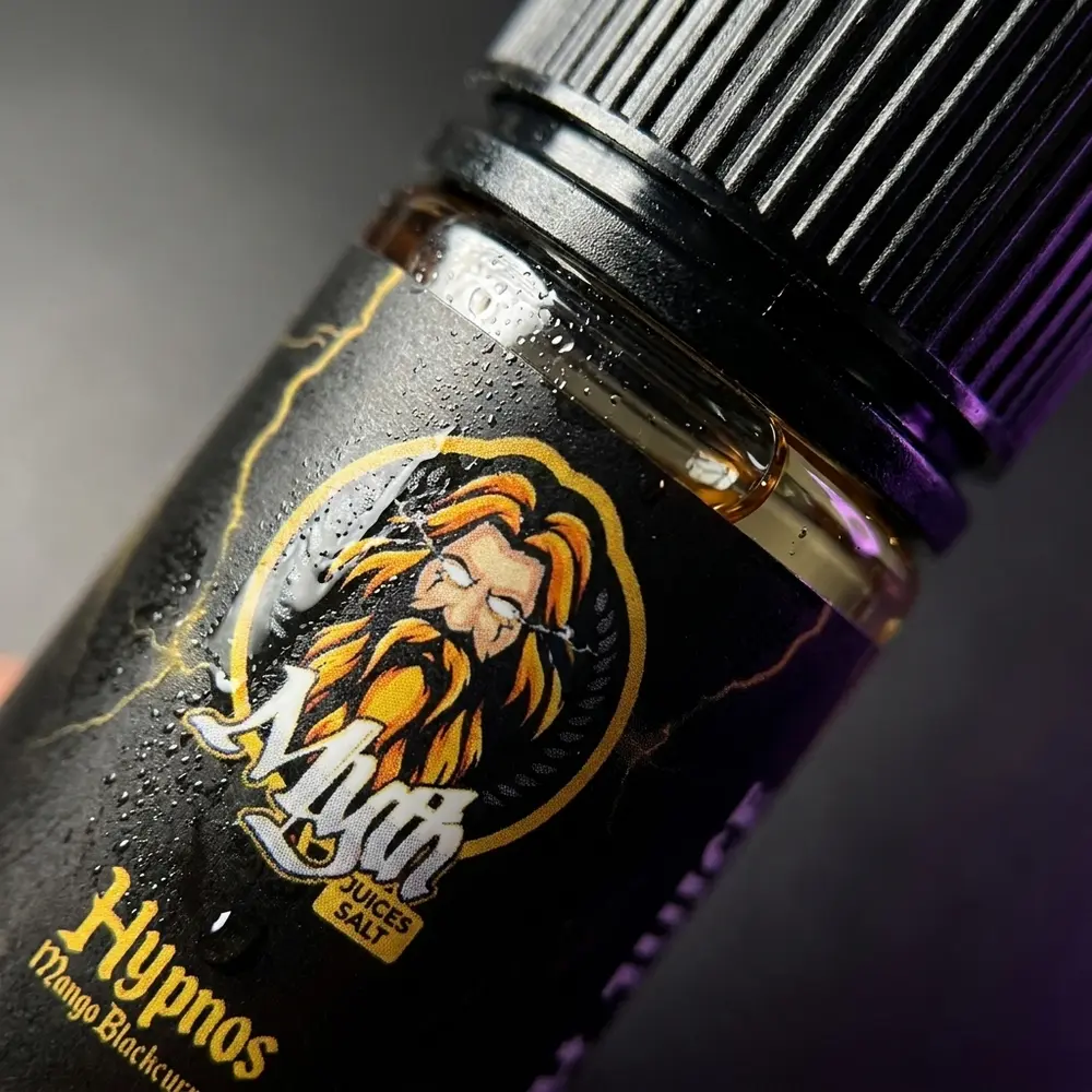 Detalhe do rotulo e bico do frasco Myth Salt Hypnos com gotas de condensacao e microreflexos no vidro - Vapor Gringo