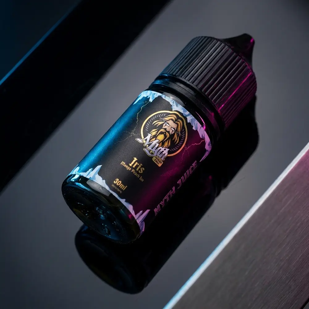 garrafa liquido myth salt iris mango peach ice inclinada sobre base acrilica escura com reflexos azul e magenta - Vapor Gringo