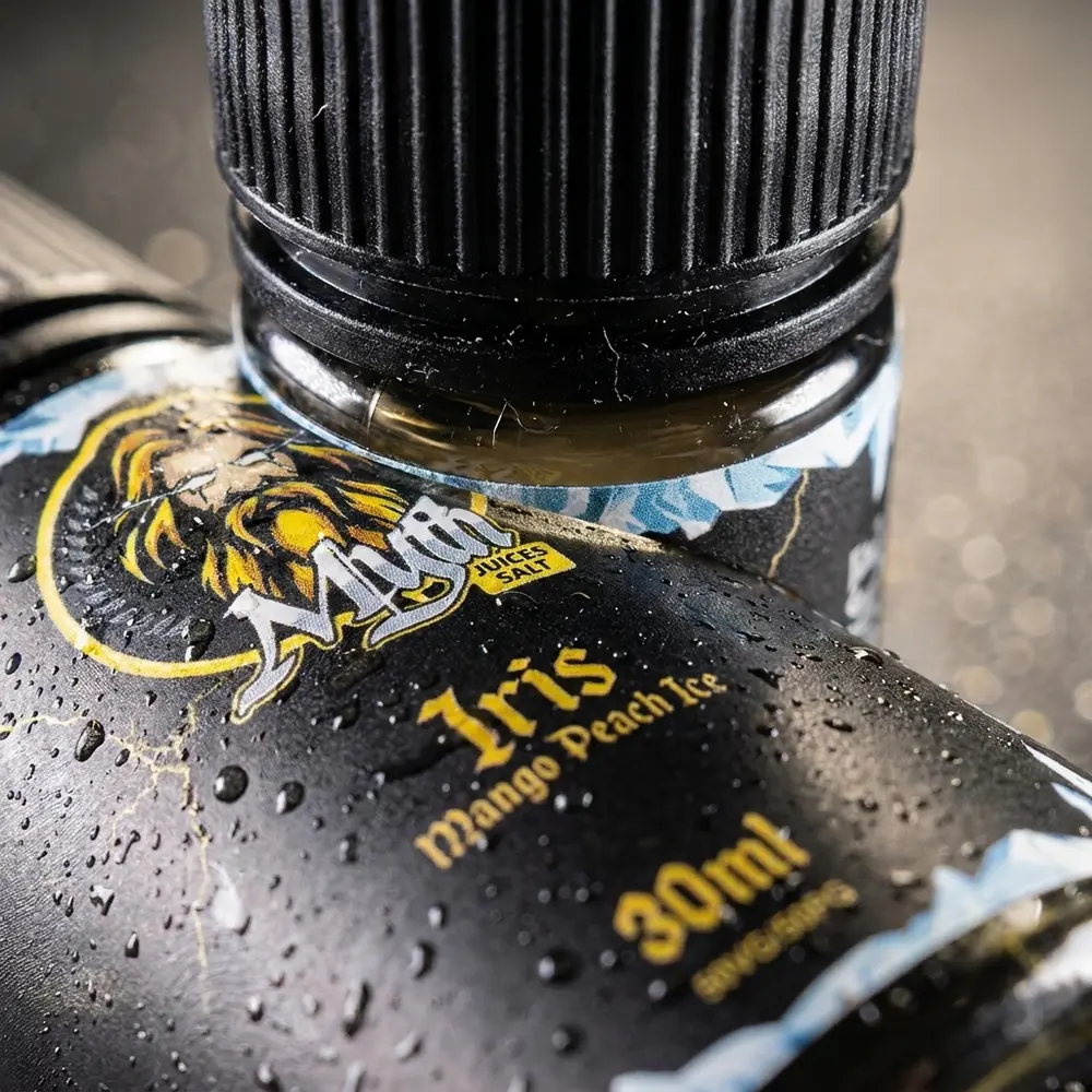 detalhe macro do rotulo myth salt iris mango peach ice com gotas de condensacao e reflexos na tampa - Vapor Gringo