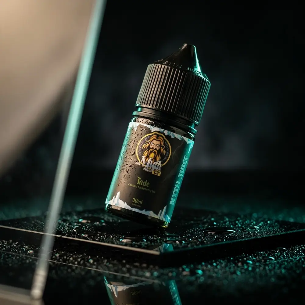 Frasco Liquido Myth Salt Jade (30ml) em estudio escuro, condensacao e reflexos sobre acrilico - Vapor Gringo