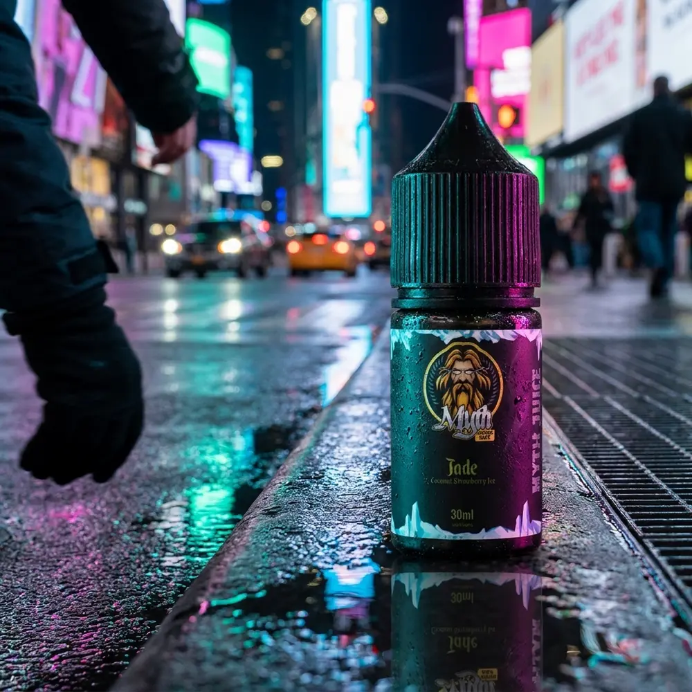 Líquido Myth Salt Jade apoiado em parapeito molhado sob neon urbano, rótulo visível e reflexos - Vapor Gringo