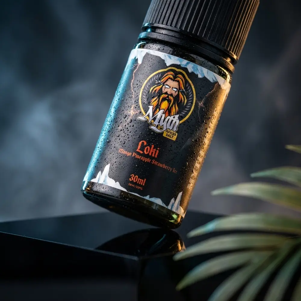 Frasco Myth Salt Loki 30ml inclinado sobre acrilico preto com gotas e iluminacao neon azul-dourada. - Vapor Gringo
