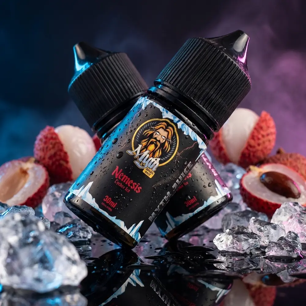 Frasco Líquido Myth Salt Nemesis Lychee Ice com condensação sobre base preta brilhante, gelo e iluminação azul-magenta - Vapor Gringo