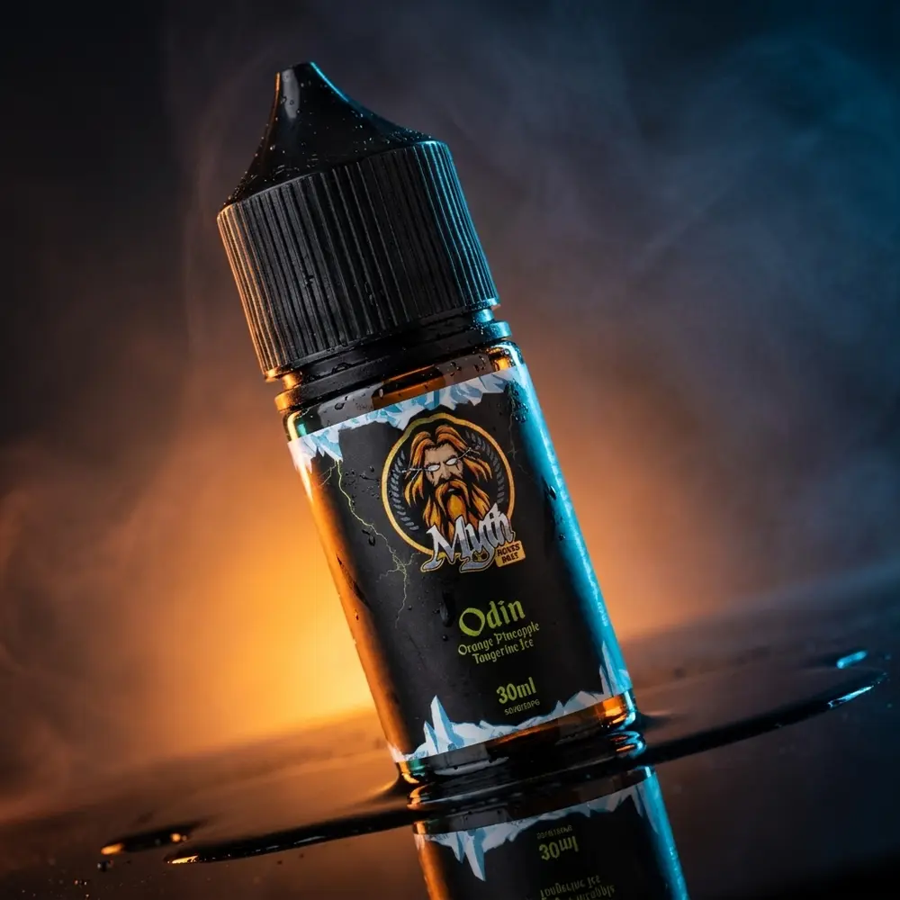 Frasco Líquido Myth Salt Odin 30ml sobre acrílico preto, iluminação laranja e azul, gotas de condensação - Vapor Gringo