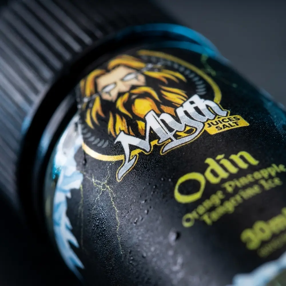 Close-up do rótulo e bocal do Myth Salt Odin 30ml com gotas de água e textura do papel de rótulo - Vapor Gringo