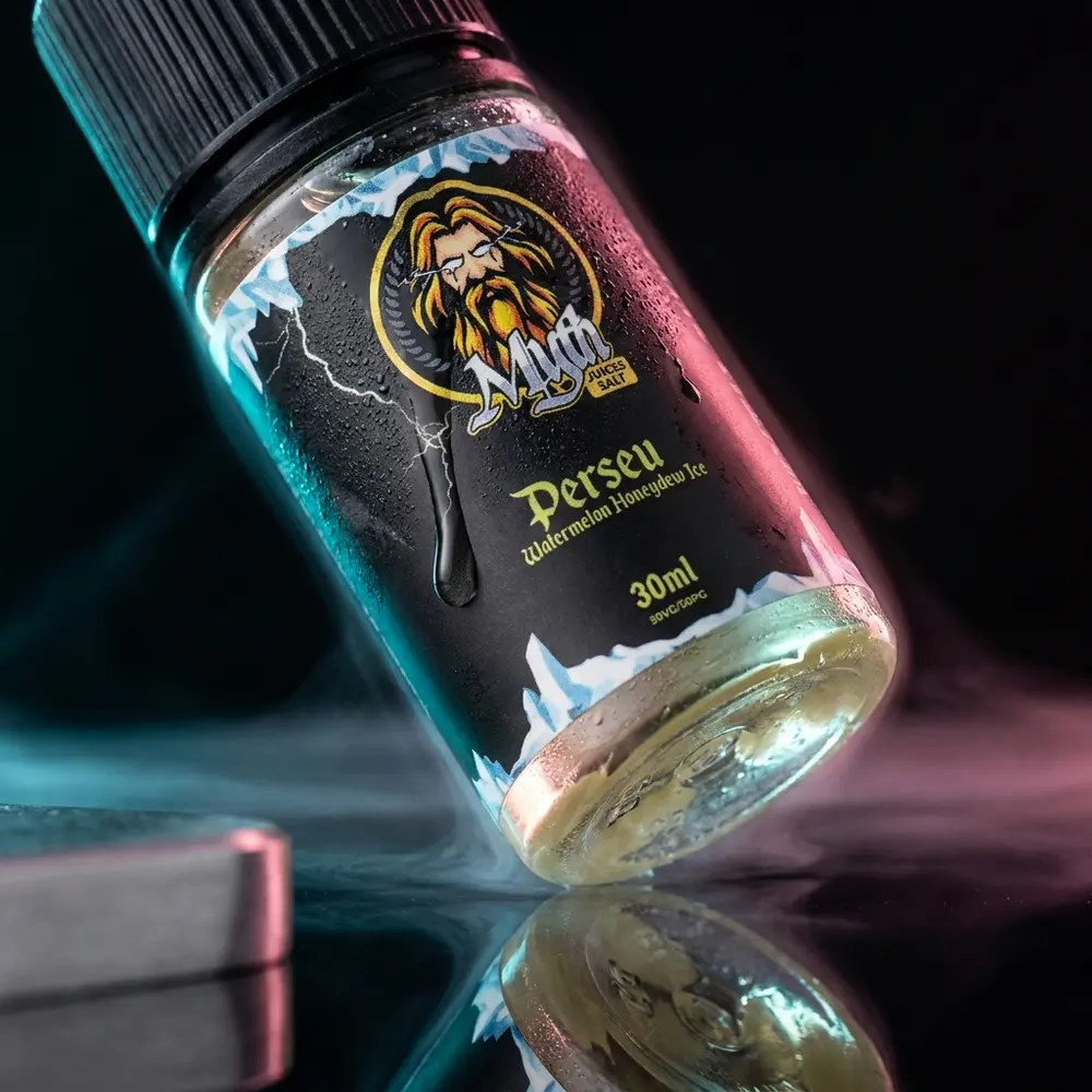 Frasco do líquido Myth Salt Perseu Watermelon Honeydew Ice inclinado sobre superfície preta reflexiva com condensação e luzes rosa e verde - Vapor Gringo