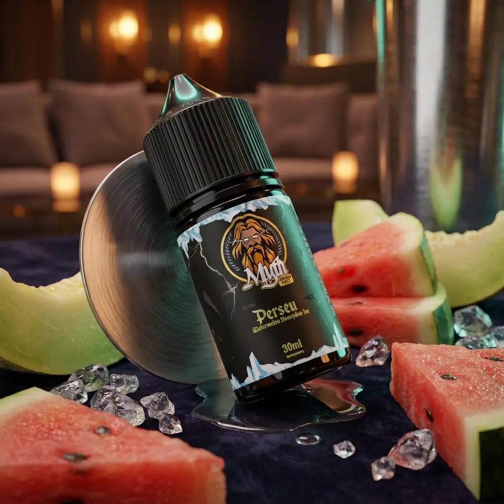 Frasco do líquido Myth Salt Perseu apoiado em coaster metálico em lounge urbano, fatias de melancia e melão desfocadas ao fundo - Vapor Gringo