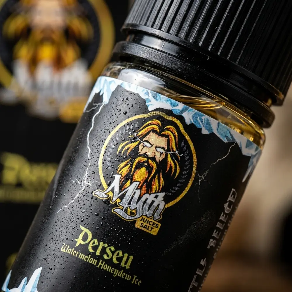 Macro do rótulo e bocal do líquido Myth Salt Perseu com gotas de condensação e detalhes do vidro e impressão do rótulo - Vapor Gringo