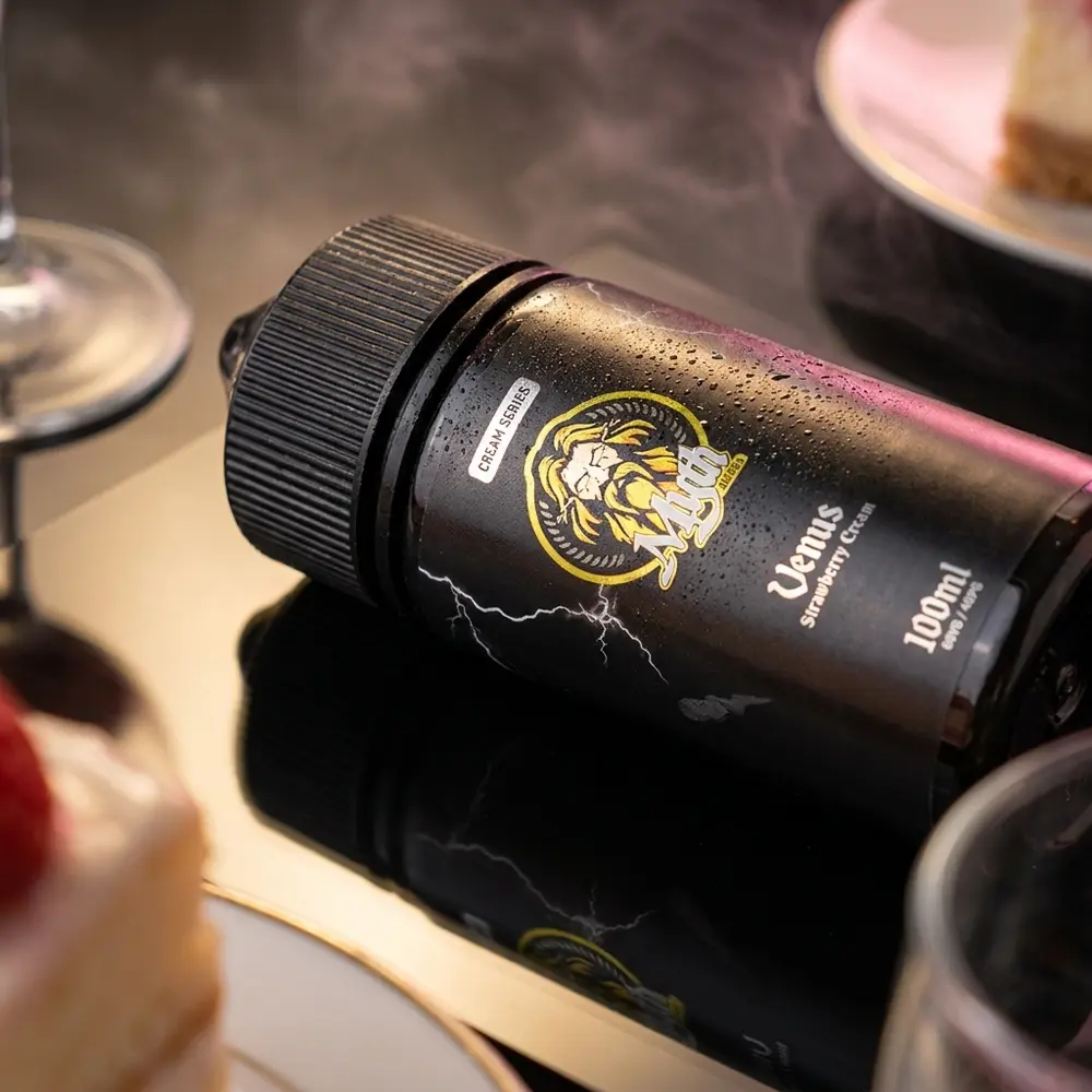 Frasco Líquido Myth Vênus 100ml em estúdio escuro, reflexos brilhantes e gotas de condensação no rótulo - Vapor Gringo