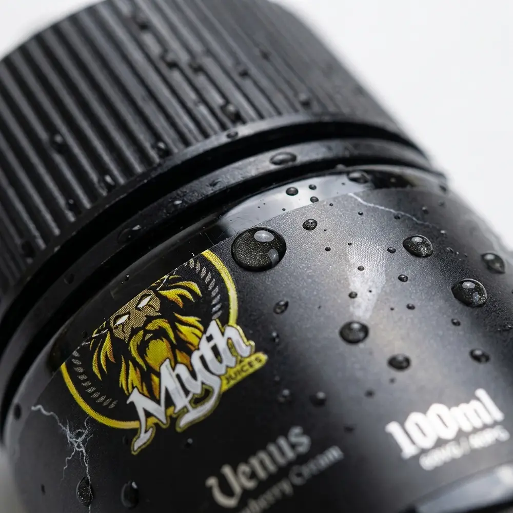 Detalhe do rótulo do Myth Vênus 100ml com gotas de condensação, textura do papel e brilho do plástico - Vapor Gringo