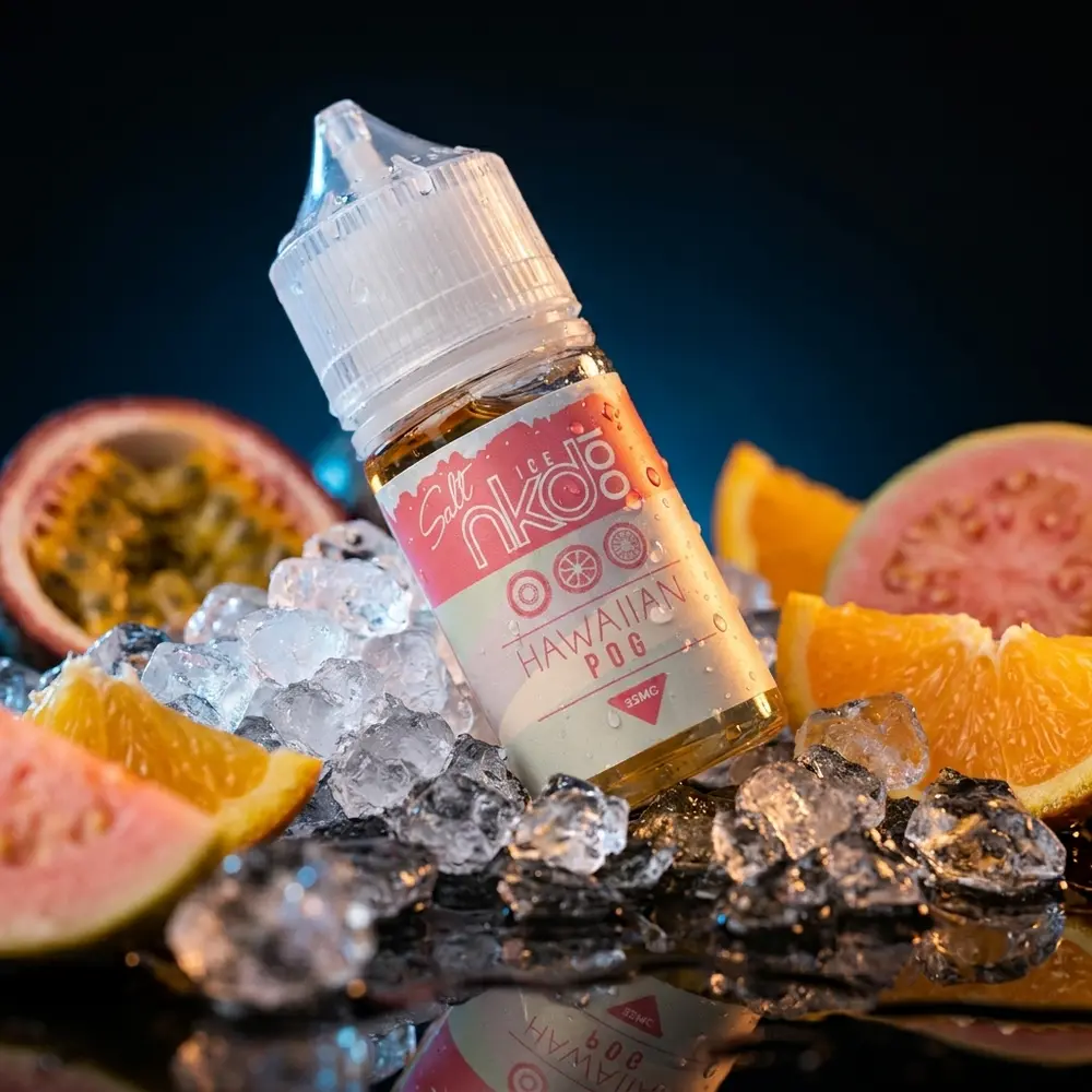 Frasco Liquido Naked 100 Salt Hawaiian Pog ICE sobre vidro molhado, gelo e frutas tropicais com luzes azul e âmbar - Vapor Gringo
