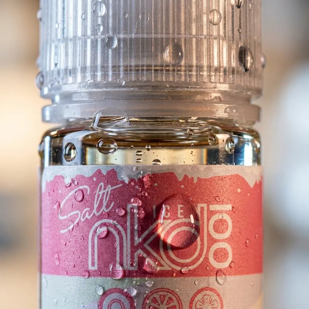Close-up do rótulo do Liquido Naked 100 Salt Hawaiian Pog ICE com gotas de condensação e reflexos detalhados - Vapor Gringo