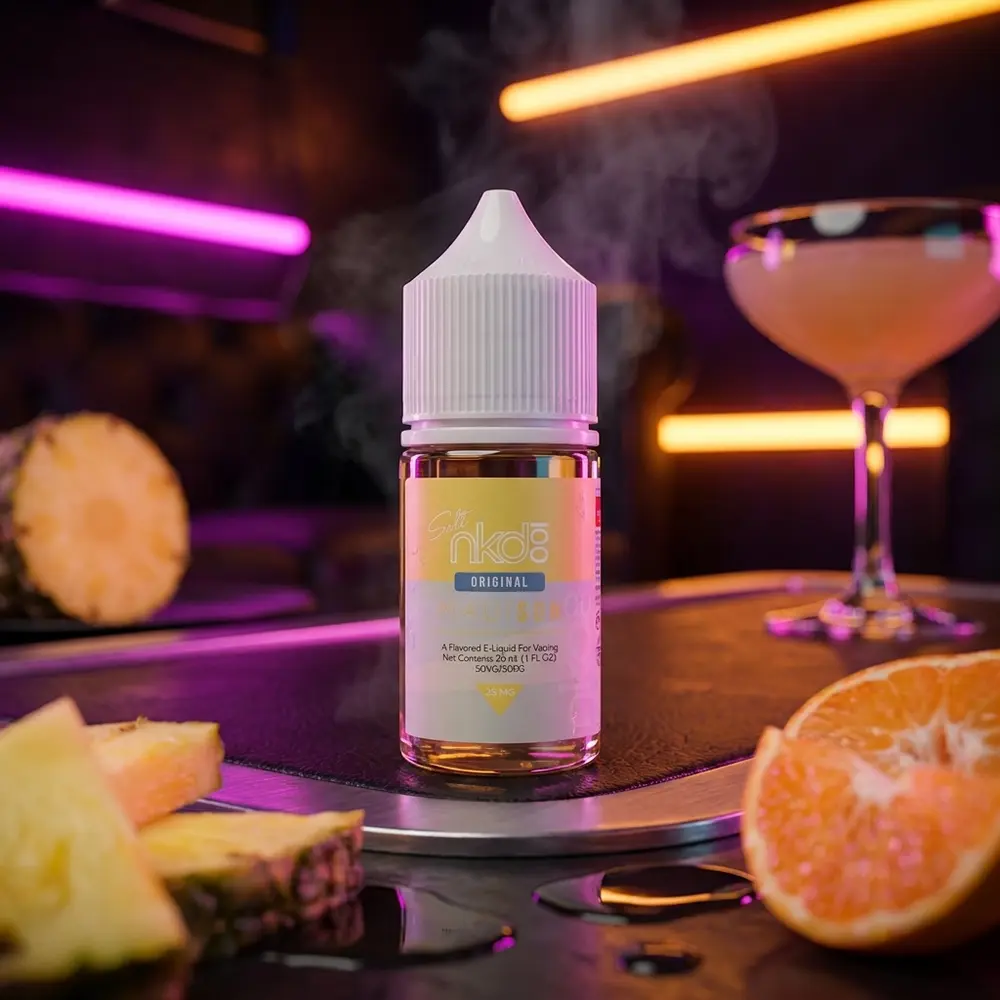 Frasco Naked 100 Salt Maui Sun em lounge noturno com luzes neon, fatias de abacaxi e laranja ao redor. - Vapor Gringo