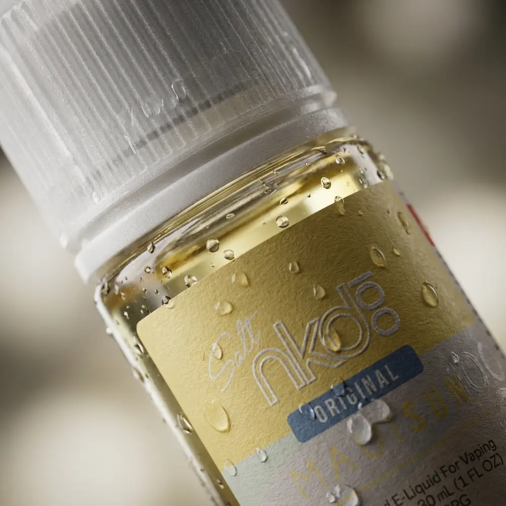 Rótulo do Naked 100 Salt Maui Sun com gotas de condensação no vidro e detalhe realista do bico preservando o rótulo. - Vapor Gringo
