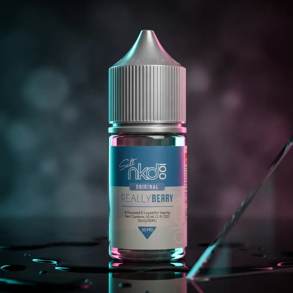 Frasco de líquido Naked 100 Salt Really Berry sobre placa acrílica preta molhada, reflexos magenta e cyan - Vapor Gringo