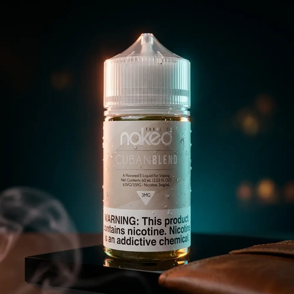 Garrafa Naked 100 Tobacco (Cuban Blend) sobre acrílico preto com condensação e reflexos quentes e frios - Vapor Gringo