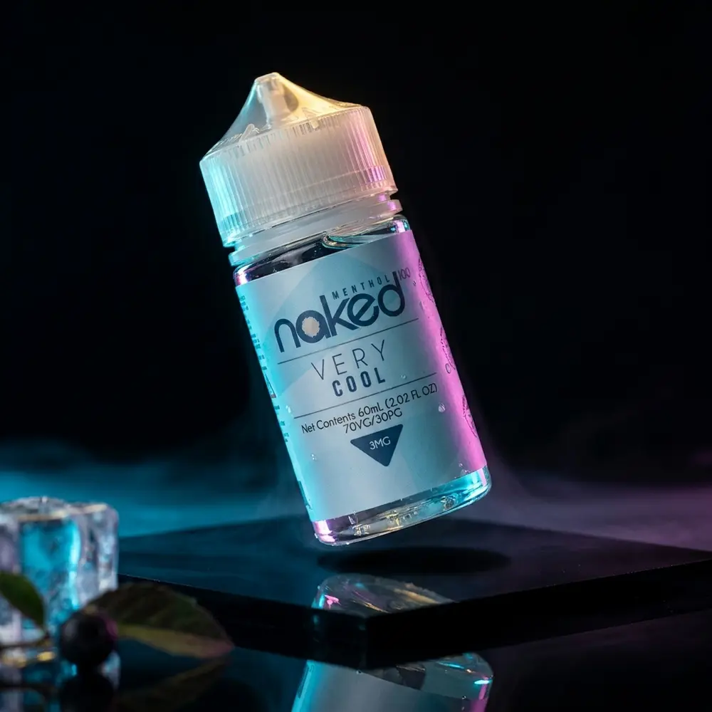 Frasco de liquido Naked 100 Very Cool 60ml suspenso sobre base acrilica, rotulo legivel e luzes azul-magenta - Vapor Gringo