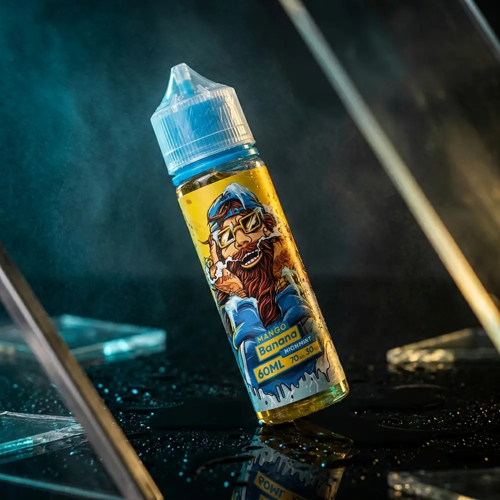 Garrafa de líquido Nasty Juice Cush Man Mango Banana inclinada sobre acrílico preto molhado com reflexos ciano e dourados - Vapor Gringo